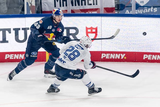 Fight for the puck duel between Phillip Sinn EHC Red Bull Muenchen, 43 and Alexander Ehl Adler Mannheim, 28 GER, EHC Red Bull Muenchen vs Adler Mannheim, ice hockey, DEL, playoffs, semi-final game 4, season 2025 2026, 14 04 2026 GER, EHC Red Bull Muenchen vs Adler Mannheim, ice hockey, DEL, playoffs, semi-final game 4, season 2025 2026, 14 04 2026 Muenchen Copyright: xEibner-Pressefoto FranzxFeinerx EP_HFR