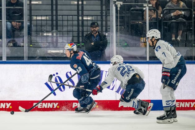 Fight for the puck duel between Phillip Sinn EHC Red Bull Muenchen, 43 and Alexander Ehl Adler Mannheim, 28 GER, EHC Red Bull Muenchen vs Adler Mannheim, ice hockey, DEL, playoffs, semi-final game 4, season 2025 2026, 14 04 2026 GER, EHC Red Bull Muenchen vs Adler Mannheim, ice hockey, DEL, playoffs, semi-final game 4, season 2025 2026, 14 04 2026 Muenchen Copyright: xEibner-Pressefoto HeikexFeinerx EP_HFR