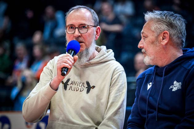 easycredit BBL Basketball Bundesliga 2025 2026 catch-up game 23 matchday 14 04 2026 Science City Jena vs Basketball Löwen Braunschweig left is interviewed project manager Steffen Landeck from Andersgleich e V , the beneficiary association at the Jena charity game Sparkassen Arena