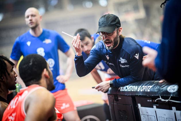 easycredit BBL Basketball Bundesliga 2025 2026 Catch-up match 23 Matchday 14 04 2026 Science City Jena vs Basketball Löwen Braunschweig Jena coach Björn Harmsen addressing the team Sparkassen Arena