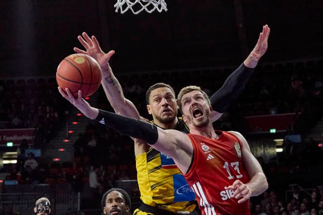 German Basketball Bundesliga BBL , FC Bayern Munich Basketball vs MHP RIESEN Ludwigsburg, Munich FC Bayern Basketball, Ludwigsburg MHP RIESEN, 2026 04 14 in Munich SAP Garden OBST Andreas FC Bayern Munich Basketball Shooting Guard SG Nr13 FCBB13 , SCHILLING Gavin MHP RIESEN Ludwigsburg Center C Nr34 LUD34 sportworld Munich SAP Garden Bayern Germany