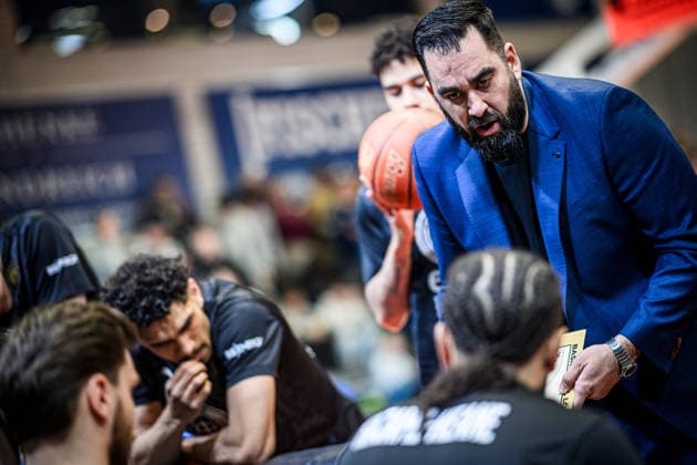 easycredit BBL Basketball Bundesliga 2025 2026 Catch-up match 23 Matchday 14 04 2026 Science City Jena vs Basketball Löwen Braunschweig Braunschweig coach Ramon Diaz Sanchez at the team address Sparkassen Arena