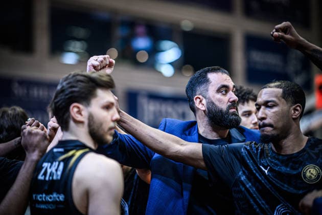 easycredit BBL Basketball Bundesliga 2025 2026 Catch-up match 23 Matchday 14 04 2026 Science City Jena vs Basketball Löwen Braunschweig Mitte Braunschweig coach Ramon Diaz Sanchez stands together with the team Sparkassen Arena