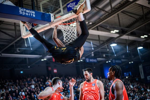easycredit BBL Basketball Bundesliga 2025 2026 Catch-up game 23 Matchday 14 04 2026 Science City Jena vs Basketball Löwen Braunschweig After a dunk, David NGuessan Braunschweig hangs on the basket, feet on the backboard Sparkassen Arena