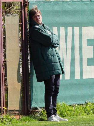 Managing Director Professional Football Sport Clemens Fritz Werder Bremen looks dejected, Bundesliga, Training Werder Bremen, Training ground at Weserstadion, April 15, 2026 in Bremen, Germany Photo by Marco Steinbrenner DeFodi Images Managing Director Professional Football Sport Clemens Fritz Werder Bremen looks dejected, Bundesliga, Training Werder Bremen, Training ground at Weserstadion, April 15, 2026 in Bremen, Germany Photo by Marco Steinbrenner DeFodi Images DFB DFL REGULATIONS PROHIBIT ANY USE OF PHOTOGRAPHS AS IMAGE SEQUENCES AND OR QUASI VIDEO