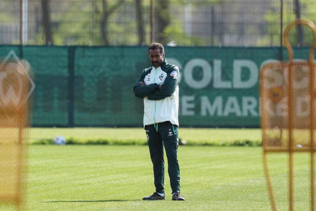 Coach Daniel Thioune Werder Bremen looks dejected, Bundesliga, Training Werder Bremen, Training ground at Weserstadion, April 15, 2026 in Bremen, Germany Photo by Marco Steinbrenner DeFodi Images Coach Daniel Thioune Werder Bremen looks dejected, Bundesliga, Training Werder Bremen, Training ground at Weserstadion, April 15, 2026 in Bremen, Germany Photo by Marco Steinbrenner DeFodi Images DFB DFL REGULATIONS PROHIBIT ANY USE OF PHOTOGRAPHS AS IMAGE SEQUENCES AND OR QUASI VIDEO