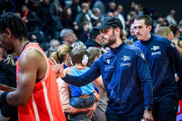 easycredit BBL Basketball Bundesliga 2025 2026 Catch-up match 23 Matchday 14 04 2026 Science City Jena vs Basketball Löwen Braunschweig Mitte Jena coach Björn Harmsen says goodbye to the fans after the defeat against Braunschweig, visibly disappointed Behind him, co-coach Dominik Günthner Sparkassen Arena