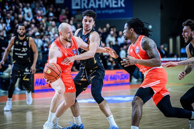 easycredit BBL Basketball Bundesliga 2025 2026 Catch-up match 23 Matchday 14 04 2026 Science City Jena vs Basketball Löwen Braunschweig Robin Christen Jena on the ball against Joshua Obiesie Braunschweig , passes the ball to teammate Uchenna Iroegbu Jena Sparkassen Arena