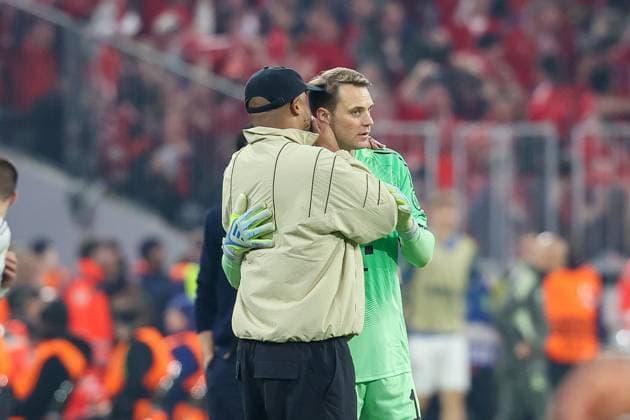 Head coach Vincent Kompany FC Bayern Muenchen whispers into the ear of Manuel Neuer 1 FC Bayern Muenchen after the 3-0 goal, FC Bayern Muenchen vs Real Madrid, football, UEFA, Champions League, quarter-final, second leg, 15 04 2026 Muenchen Bayern Germany Copyright: xkolbert-press ChristianxKolbertx