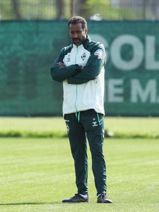 Coach Daniel Thioune Werder Bremen looks dejected, Bundesliga, Training Werder Bremen, Training ground at Weserstadion, April 15, 2026 in Bremen, Germany Photo by Marco Steinbrenner DeFodi Images Coach Daniel Thioune Werder Bremen looks dejected, Bundesliga, Training Werder Bremen, Training ground at Weserstadion, April 15, 2026 in Bremen, Germany Photo by Marco Steinbrenner DeFodi Images DFB DFL REGULATIONS PROHIBIT ANY USE OF PHOTOGRAPHS AS IMAGE SEQUENCES AND OR QUASI VIDEO