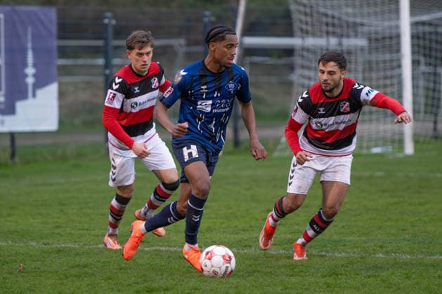 GER, Football, RLN, Altona 93 vs VfB Oldenburg 15 04 2026, Adolf Jäger Kampfbahn, Hamburg, GER, RLN, Altona 93 vs VfB Oldenburg, DFL regulations prohibit any use of photographs as image sequences and or quasi video, im Bild Aurel LOUBONGO M BOUNGOU VfB Oldenburg 11 nordphotoxgmbhx xRojahn nph00310