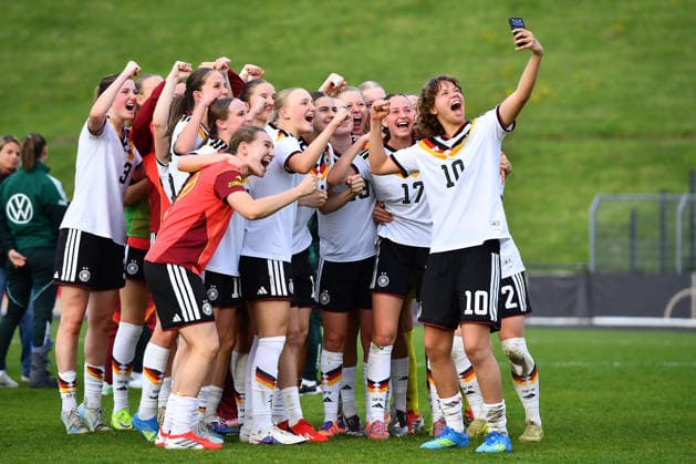 Soccer UEFA U19 Junior European Championship Qualification Germany France on 16 04 2026 at the Uhlenkrug stadium in Essen The German players take a cell phone photo after the victory DFB regulations prohibit any use of photographs as image sequences and or quasi video North Rhine-Westphalia Germany