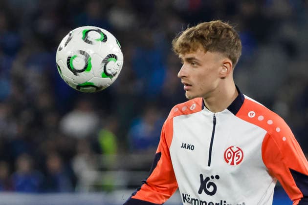 Nikolas Veratschnig 1 FSV Mainz, 22 warming up before the start of the match , France, Football, UEFA Conference League, Quarter-final, 2025 2026, Racing Strasbourg vs 1 FSV Mainz, 16 04 2026, Strasbourg Stade de La Meinau France Copyright: xGrantxHubbsx