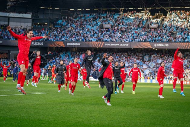 Spain Football UEFA Europa League 2025 2026, quarter-final second leg Celta Vigo vs SC Freiburg Balaidos Vigo Joy, emotions, jubilation Igor Matanovic SC Freiburg, 31 and team after the final whistle and entry into the semi-finals Vincenzo Grifo SC Freiburg, 32 Maximilian Eggestein SC Freiburg, 08 Lucas Höler Lucas Hoeler SC Freiburg, 09 Matthias Ginter SC Freiburg, 28 Copyright: xJOERANxSTEINSIEKx