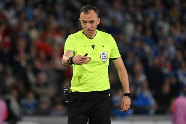 16 04 2026, xjhx, Football UEFA Conference League, Racing Strasbourg 1 FSV Mainz 05 v l Referee Referee Joao Pinheiro Portugal gives instructions, gesticulates, gesticulate with arms gives instructions, gesticulate DFL DFB REGULATIONS PROHIBIT ANY USE OF PHOTOGRAPHS as IMAGE SEQUENCES and or QUASI VIDEO Strasbourg