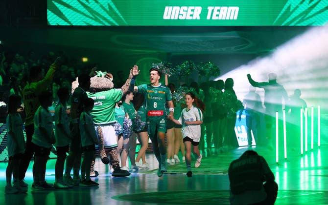 DHfK Leipzig Gummersbach Handball Bundesliga Leipzig, 16 04 2026, ARENA Leipzig, Matchday 21,Handball Bundesliga , SC DHFK Leipzig vs VfL Gummersbach 31 37 12 21 , Laser show, Run-in of the teams In the picture Lucas Krzikalla 8, Leipzig , Picture Point