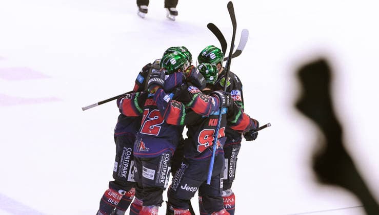 Liam Kirk celebrates after scoring 4 2 with teammates Joy Emotion Cheering Sport Ice Hockey Penny DEL German Ice Hockey League Play Off Semi Final 5 Game Season 2025 2026 17 04 2026 EHC Eisbären Berlin EBB vs Kölner Haie KEC