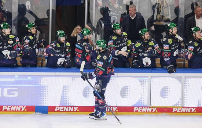 Liam Kirk celebrates after scoring 4 2 with teammates Joy Emotion Cheering Sport Ice Hockey Penny DEL German Ice Hockey League Play Off Semi Final 5 Game Season 2025 2026 17 04 2026 EHC Eisbären Berlin EBB vs Kölner Haie KEC