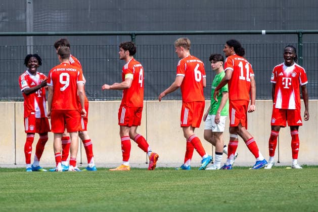 The Munich players celebrate the goal for 2 1 by Oluwaseyi Wilson FC Bayern Muenchen U19, 15 , left Borussia Moenchengladbach vs FC Bayern Muenchen, Football, U 19 DFB Nachwuchsliga, Main Round, 09 Matchday, Season 2025 2026, 18 04 2026 DFL DFB Regulations prohibit any use of Photographs as image sequences and or Quasivideo Borussia Moenchengladbach vs FC Bayern Muenchen, Football, U 19 DFB Nachwuchsliga, Hauptrunde, 09 Spieltag, Saison 2025 2026, 18 04 2026 Moenchengladbach Copyright: xEibner-Pressefoto ThomasxHaeslerx EP_THR