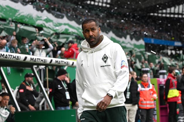 Trainer Daniel Thioune Werder Bremen looks on during the Bundesliga match between SV Werder Bremen and Hamburger SV, Weserstadion on April 18, 2026 in Bremen, Germany Photo by Ralf Treese DeFodi Images Trainer Daniel Thioune Werder Bremen looks on during the Bundesliga match between SV Werder Bremen and Hamburger SV at Weserstadion on April 18, 2026 in Bremen, Germany Photo by Ralf Treese DeFodi Images DFL regulations prohibit any use of photographs as image sequences and or quasi video Photo by Ralf Treese DeFodi Images