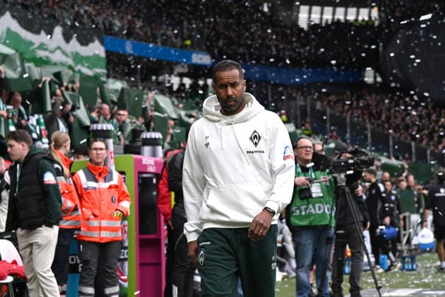 Trainer Daniel Thioune Werder Bremen looks on during the Bundesliga match between SV Werder Bremen and Hamburger SV, Weserstadion on April 18, 2026 in Bremen, Germany Photo by Ralf Treese DeFodi Images Trainer Daniel Thioune Werder Bremen looks on during the Bundesliga match between SV Werder Bremen and Hamburger SV at Weserstadion on April 18, 2026 in Bremen, Germany Photo by Ralf Treese DeFodi Images DFL regulations prohibit any use of photographs as image sequences and or quasi video Photo by Ralf Treese DeFodi Images
