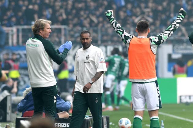Trainer Daniel Thioune Werder Bremen looks on during the Bundesliga match between SV Werder Bremen and Hamburger SV, Weserstadion on April 18, 2026 in Bremen, Germany Photo by Ralf Treese DeFodi Images Trainer Daniel Thioune Werder Bremen looks on during the Bundesliga match between SV Werder Bremen and Hamburger SV at Weserstadion on April 18, 2026 in Bremen, Germany Photo by Ralf Treese DeFodi Images DFL regulations prohibit any use of photographs as image sequences and or quasi video Photo by Ralf Treese DeFodi Images