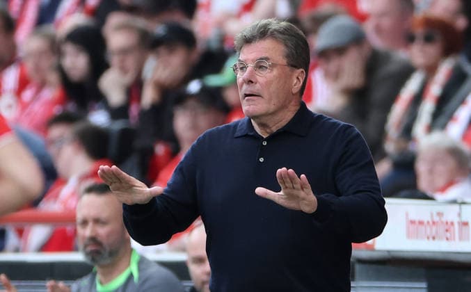 Coach Dieter Hecking gesticulating action upper body Sport Football Soccer Bundesliga Men DFL 30 Matchday Season 2025 2026 18 04 2026 1 FC Union Berlin FCU vs VfL Wolfsburg WOB DFL regulations prohibit any use of photographs as image sequences and or quasi video
