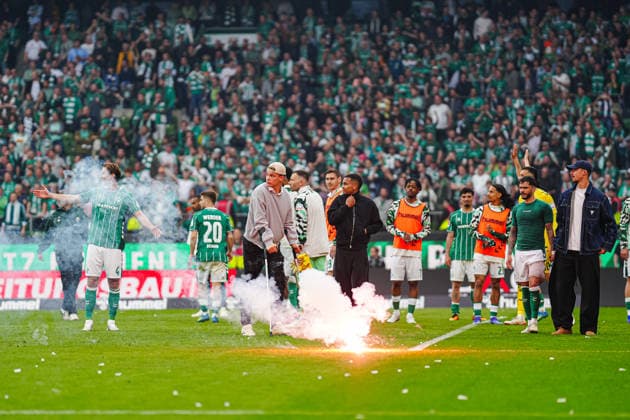 Flare flies at player SV Werder Bremen GER, SV Werder Bremen vs Hamburger SV, Football, Bundesliga, Matchday 30, Season 2025 2026, 18 04 2026 DFL REGULATES PROHIBIT ANY USE OF PHOTOGRAPHS AS IMAGE SEQUENCES AND OR QUASI VIDEO GER, SV Werder Bremen vs Hamburger SV, Football, Bundesliga, Matchday 30, Season 2025 2026, 18 04 2026 Bremen Copyright: xEibner-Pressefoto MarcelxvonxFehrnx EP_MFN