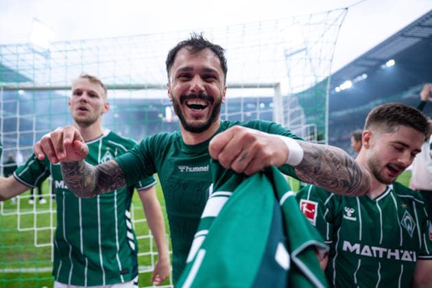 18 04 2026, Football, 1 Bundesliga, Matchday 30 Season 2025 2026, SV Werder Bremen Hamburger SV, Leonardo Bittencourt SV Werder Bremen celebrates victory, xRHR PHOTO TKx Copyright: RHR-FOTOx RHR-FOTO TK