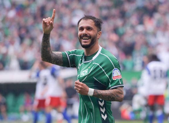 18 04 2026, xblx, Soccer 1 Bundesliga, SV Werder Bremen Hamburger SV v l Leonardo Bittencourt SV Werder Bremen , celebrates the goal to 3 1 by Cameron Puertas SV Werder Bremen , NOT IN PICTURE DFL DFB REGULATIONS PROHIBIT ANY USE OF PHOTOGRAPHS as IMAGE SEQUENCES and or QUASI VIDEO Bremen