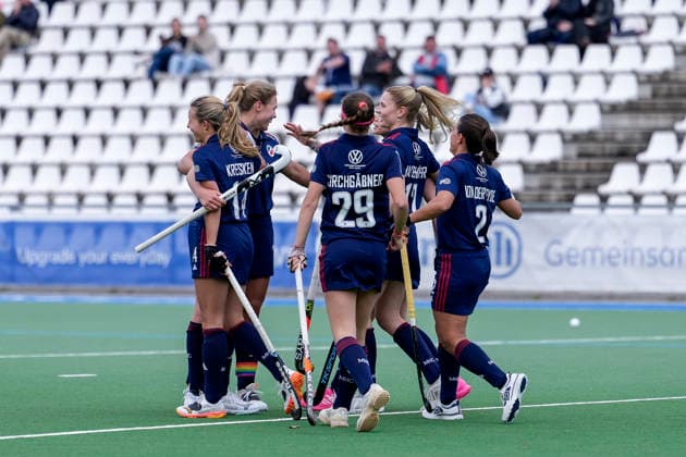 Players of Mannheimer HC MHC , celebrate the goal, celebrate the goal, goal, celebration, cheer, cheers about the goal, joy, joy, optimistic, positive, game scene, highlight, action, 19 04 2026, Mannheim Germany , Hockey, 1 Bundesliga, Women, Mannheimer HC Rot Weiss Köln xozx