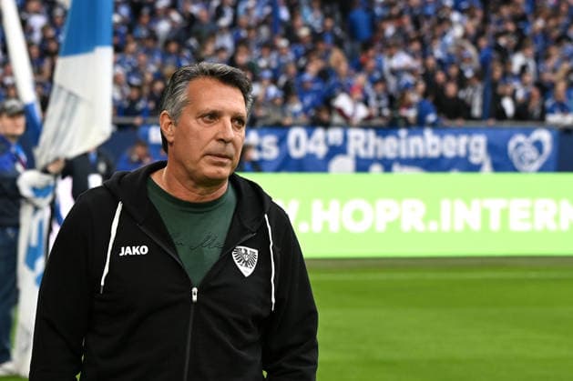 Coach Alois Schwartz Preussen Muenster looks on during the 2 Bundesliga match between FC Schalke 04 and Preußen Münster, Veltins Arena on April 19, 2026 in Gelsenkirchen, Germany Photo by Ralf Treese DeFodi Images Trainer Alois Schwartz Preussen Muenster looks on during the 2 Bundesliga match between FC Schalke 04 and Preußen Münster at Veltins Arena on April 19, 2026 in Gelsenkirchen, Germany Photo by Ralf Treese DeFodi Images DFB DFL REGULATIONS PROHIBIT ANY USE OF PHOTOGRAPHS AS IMAGE SEQUENCES AND OR QUASI VIDEO Photo by Ralf Treese DeFodi Images