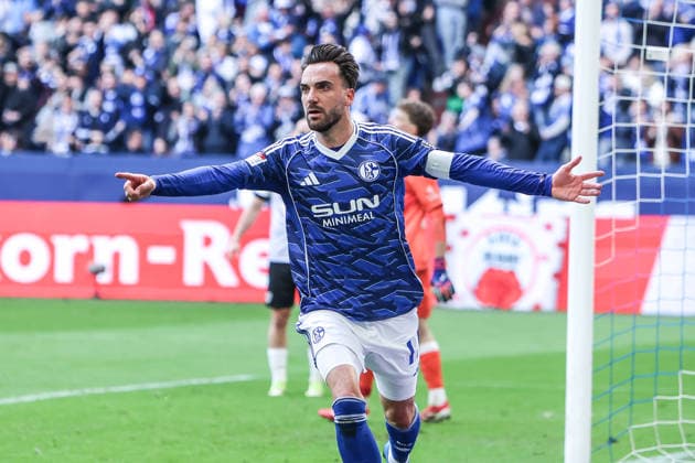 Sport, Football, 2 Bundesliga Season 2025 2026 30 Matchday FC Schalke 04 SC Preussen Münster 10 04 2026, VELTINS Arena Goal celebration FC Schalke 04 after the goal to 1 0 by Kenan Karaman Schalke 04, 19 the players are happy Gelsenkirchen VELTINS Arena Nordrhein Westfalen Germany