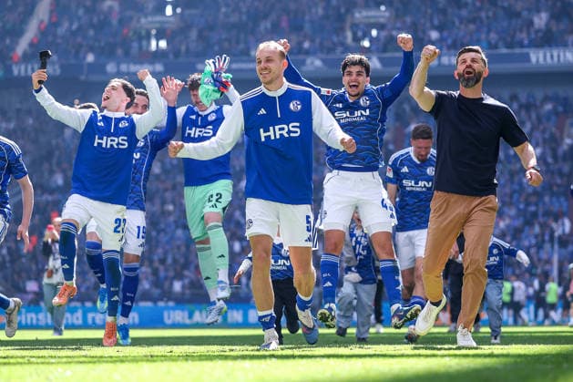19 04 2026, Football, FC Schalke 04 SC Preußen Münster, Matchday 30, 2 Fußball Bundesliga, Veltins Arena Gelsenkirchen, Season 2025 2026 Head coach Miron Muslic Schalke04 cheering with the team after the 4 1 victory DFB regulations prohibit any use of photographs as image sequences and or quasi video Nordrhein Westfalen Germany