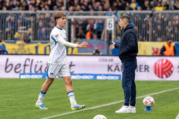 Germany Soccer, 2 Bundesliga, Matchday 30 2025 26, Eintracht Braunschweig Hertha BSC on 19 04 in Braunschweig, Eintracht Stadion Kennet Eichhorn Hertha BSC 23 leaves the pitch after his red card Stefan Leitl Coach Hertha BSC Copyright: xSvenxHeidmannx