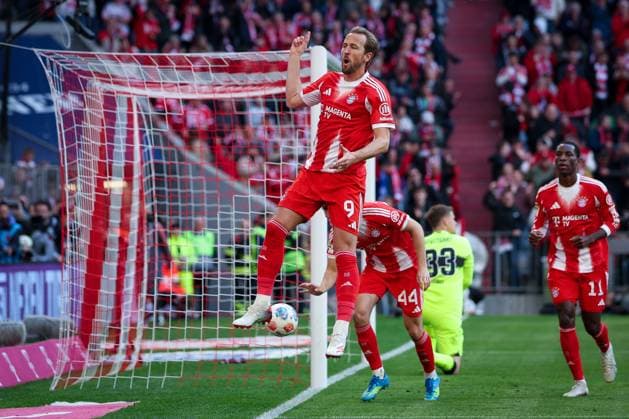 Celebration of Harry Kane 9 FC Bayern Muenchen after his goal to 4 1, Emotion, Joy, FC Bayern Muenchen vs VfB Stuttgart, Football, Men, Bundesliga, Season 2025 2026, Second round, Matchday 30, 19 04 2026 DFB regulations prohibit any use of photographs as image sequences and or quasi video Muenchen Bayern Germany Copyright: xkolbert-press MartinxAgüerax