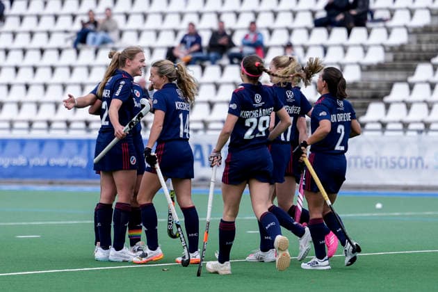 Players of Mannheimer HC MHC , celebrate the goal, celebrate the goal, goal, celebration, cheer, cheers about the goal, joy, joy, optimistic, positive, game scene, highlight, action, 19 04 2026, Mannheim Germany , Hockey, 1 Bundesliga, Women, Mannheimer HC Rot Weiss Köln xozx