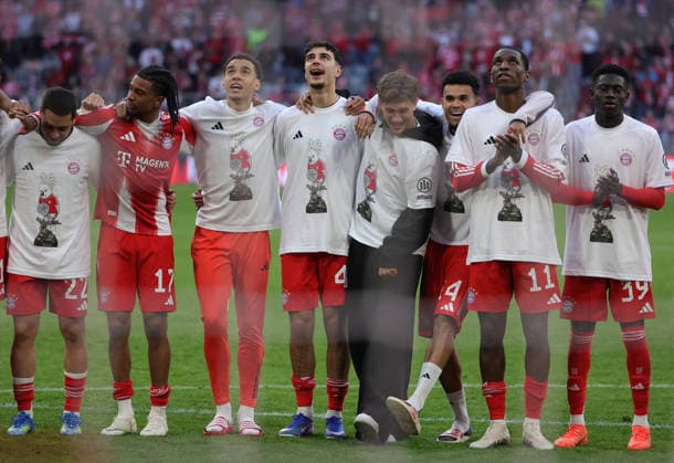 19 04 2026, 1 Bundesliga , FC Bayern Muenchen vs VfB Stuttgart, Allianz Arena Muenchen, Soccer, Sports, in the picture Raphael Guerreiro FC Bayern Muenchen , Michael Olise FC Bayern Muenchen , Jamal Musiala FC Bayern Muenchen , Aleksandar Pavlovic FC Bayern Muenchen , Tom Bischof FC Bayern Muenchen , Luis Diaz FC Bayern Muenchen , Nicolas Jackson FC Bayern Muenchen and Bara Sapoko Ndiaye FC Bayern Muenchen celebrate