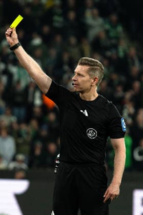 Germany Bundesliga 2025 2026 Borussia Mönchengladbach vs 1 FSV Mainz 05 Matchday 30 Sunday, 19 04 2026 Borussia Park North Rhine-Westphalia Tobias Welz Referee Yellow card Copyright: xCelinaxLeiersx