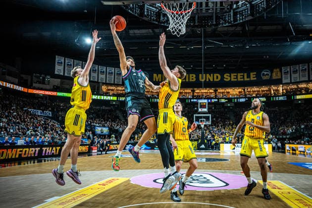 Basketball Berlin 20 04 2026 Season 2025 2026 EasyCredit BBL 1 Bundesliga Men, Men Alba Berlin Telekom Baskets Bonn Alijah Comithier Bonn, No 02 Alex O Connell Alba Berlin, No 03