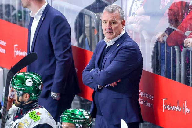 20 04 2026, Ice field hockey, DEL semi-final play offs, Kölner Haie Eisbären Berlin, Game 6, Lanxess Arena Cologne Head coach Serge Aubin Eisbären Berlin hc gesticulating on the sidelines North Rhine-Westphalia Germany