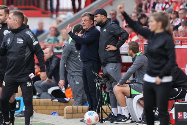 18 04 2026, xtgx, Fußball 1 Bundesliga, 1 FC Union Berlin VfL Wolfsburg emspor, v l Dieter Hecking Wolfsburg, coach Co Trainer Murat Ural gives instructions, gesticulates with arms, gesticulate, gives instructions DFL DFB REGULATIONS PROHIBIT ANY USE OF PHOTOGRAPHS as IMAGE SEQUENCES and or QUASI VIDEO Berlin