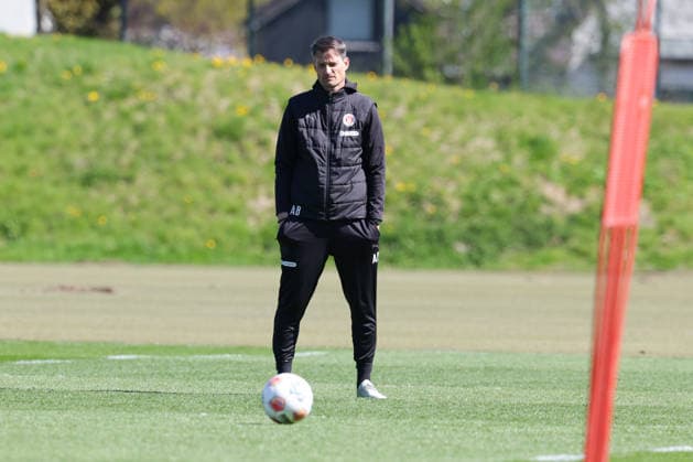 2026 04 21 xFSx ,Hamburg, St Pauli ,1 Bundesliga ,Soccer, DFL, St Pauli Training , Trainingszentrum Kollaustrasse , 21 04 2026 ,v l Trainer Alexander Blessin FC St Pauli DFL regulations prohibit any use of photographs as image sequences and or quasi video Copyright: HMBxMedia FernandoxSoares