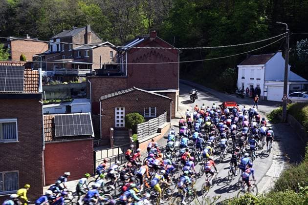 The pack of riders pictured in action during the men s race of the 90th edition of the La Fleche Wallonne , one day cycling race (Waalse Pijl - Walloon Arrow), 200 km from Herstal to Huy, Wednesday 22 April 2026. JASPERxJACOBS  x171649994x