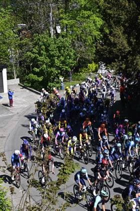 The pack of riders pictured in action during the men s race of the 90th edition of the La Fleche Wallonne , one day cycling race (Waalse Pijl - Walloon Arrow), 200 km from Herstal to Huy, Wednesday 22 April 2026. JASPERxJACOBS  x171649997x