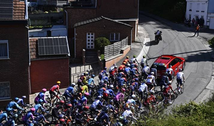 The pack of riders pictured in action during the men s race of the 90th edition of the La Fleche Wallonne , one day cycling race (Waalse Pijl - Walloon Arrow), 200 km from Herstal to Huy, Wednesday 22 April 2026. JASPERxJACOBS  x171650004x