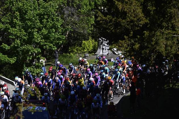 The pack of riders pictured in action during the men s race of the 90th edition of the La Fleche Wallonne , one day cycling race (Waalse Pijl - Walloon Arrow), 200 km from Herstal to Huy, Wednesday 22 April 2026. JASPERxJACOBS  x171651926x