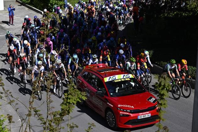 The pack of riders pictured in action during the men s race of the 90th edition of the La Fleche Wallonne , one day cycling race (Waalse Pijl - Walloon Arrow), 200 km from Herstal to Huy, Wednesday 22 April 2026. JASPERxJACOBS  x171651994x