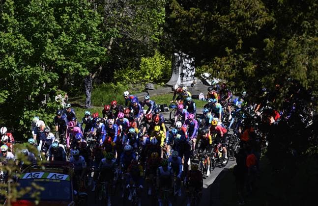 The pack of riders pictured in action during the men s race of the 90th edition of the La Fleche Wallonne , one day cycling race (Waalse Pijl - Walloon Arrow), 200 km from Herstal to Huy, Wednesday 22 April 2026. JASPERxJACOBS  x171652028x