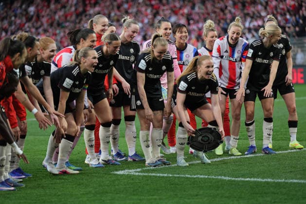 1 Soccer Bundesliga Women Union Berlin Bayern Munich, 22 04 2026 Final cheer, victory, champion cheer, championship, Bayern cheers, during the match in the 1 Soccer Bundesliga Women Union Berlin Bayern Munich in Berlin, Stadion An der Alten Försterei , on 22 04 2026 DFB regulations prohibit any use of photographs as image sequences and or quasi video Copyright: xBEAUTIFULxSPORTS Frankex